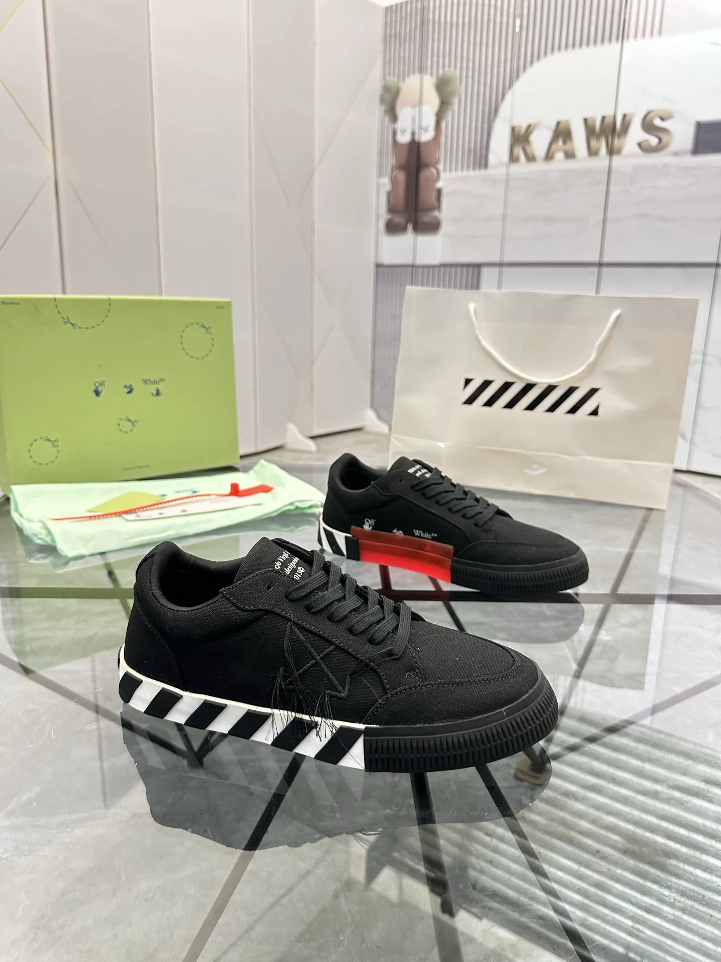 Selling men's shoes 💰: 💰P440¥ Product trademark: OFF WHITE *"OFF WHITE*" low-top casual shoes Regular size: 35-45 (can be customized to 46) Couple style Product materials: Original fabric from the upper counter, breathable lining, original outsole. No.: H203